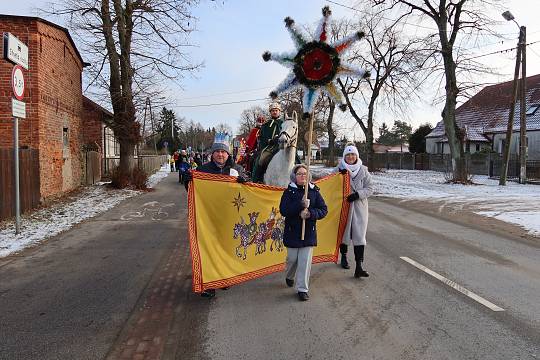 Relacja zdjęciowa z Orszaku Trzech Króli, z Agapy na placu przy kościele i z koncertu Violi Brzezińskiej z Zespołem
