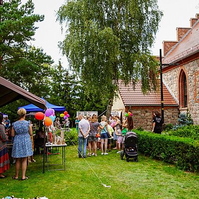 Foto z Odpustu, Festynu i Dziękczynienia za 35 lat posługi Franciszkanów w Dobrej grafika