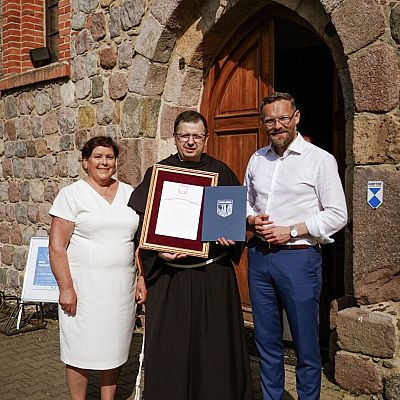 Foto z Odpustu, Festynu i Dziękczynienia za 35 lat posługi Franciszkanów w Dobrej grafika