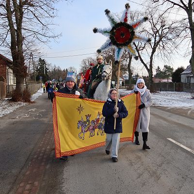 Relacja zdjęciowa z Orszaku Trzech Króli, z Agapy na placu przy kościele i z koncertu Violi Brzezińskiej z Zespołem grafika