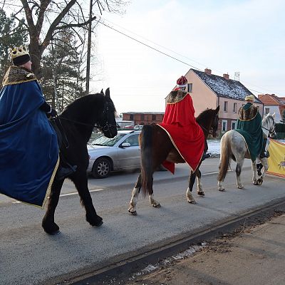 Relacja zdjęciowa z Orszaku Trzech Króli, z Agapy na placu przy kościele i z koncertu Violi Brzezińskiej z Zespołem grafika