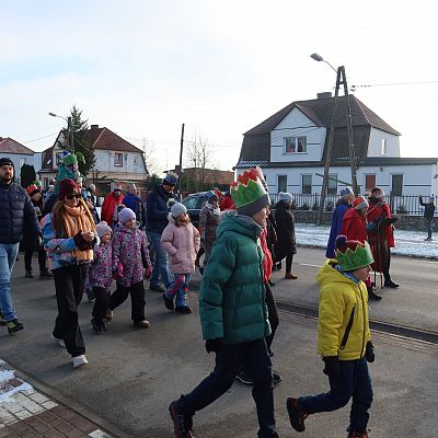 Relacja zdjęciowa z Orszaku Trzech Króli, z Agapy na placu przy kościele i z koncertu Violi Brzezińskiej z Zespołem grafika
