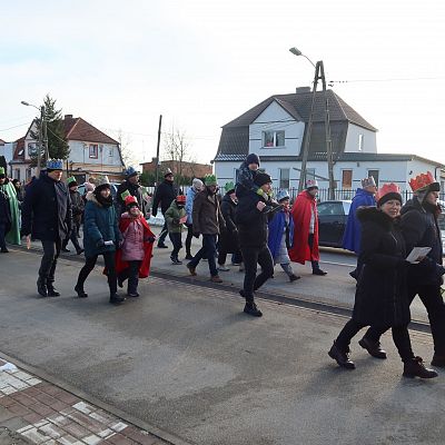 Relacja zdjęciowa z Orszaku Trzech Króli, z Agapy na placu przy kościele i z koncertu Violi Brzezińskiej z Zespołem grafika