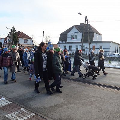 Relacja zdjęciowa z Orszaku Trzech Króli, z Agapy na placu przy kościele i z koncertu Violi Brzezińskiej z Zespołem grafika