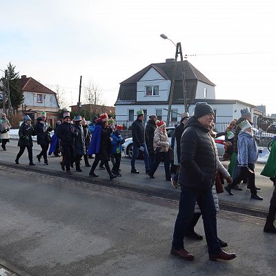 Relacja zdjęciowa z Orszaku Trzech Króli, z Agapy na placu przy kościele i z koncertu Violi Brzezińskiej z Zespołem grafika