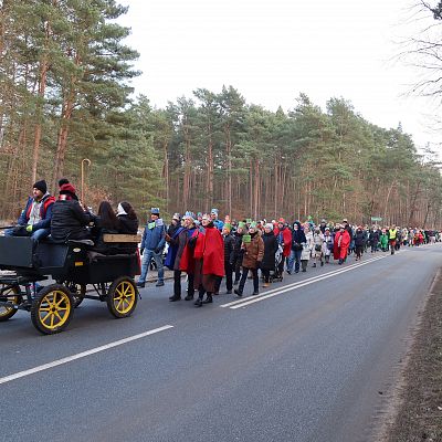 Relacja zdjęciowa z Orszaku Trzech Króli, z Agapy na placu przy kościele i z koncertu Violi Brzezińskiej z Zespołem grafika