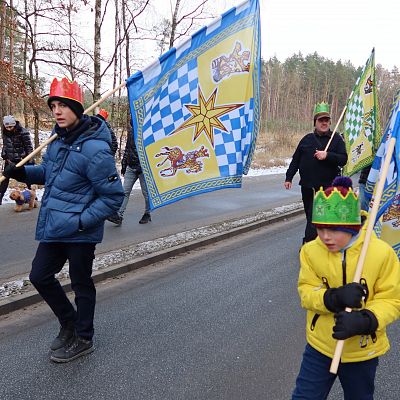 Relacja zdjęciowa z Orszaku Trzech Króli, z Agapy na placu przy kościele i z koncertu Violi Brzezińskiej z Zespołem grafika