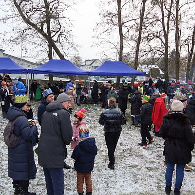 Relacja zdjęciowa z Orszaku Trzech Króli, z Agapy na placu przy kościele i z koncertu Violi Brzezińskiej z Zespołem grafika