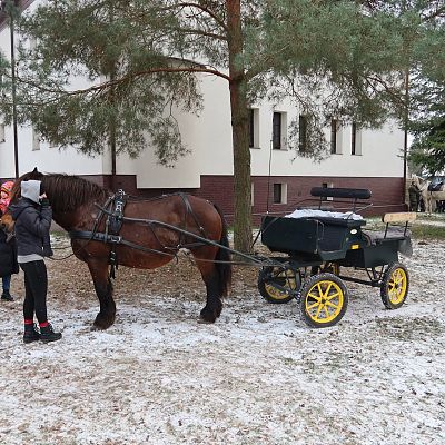 Relacja zdjęciowa z Orszaku Trzech Króli, z Agapy na placu przy kościele i z koncertu Violi Brzezińskiej z Zespołem grafika