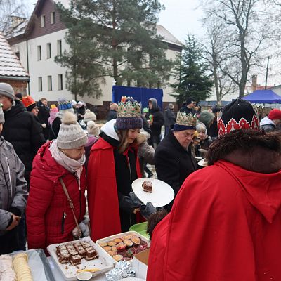 Relacja zdjęciowa z Orszaku Trzech Króli, z Agapy na placu przy kościele i z koncertu Violi Brzezińskiej z Zespołem grafika