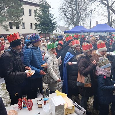 Relacja zdjęciowa z Orszaku Trzech Króli, z Agapy na placu przy kościele i z koncertu Violi Brzezińskiej z Zespołem grafika
