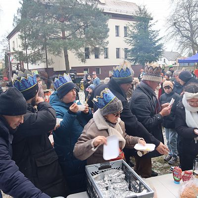 Relacja zdjęciowa z Orszaku Trzech Króli, z Agapy na placu przy kościele i z koncertu Violi Brzezińskiej z Zespołem grafika
