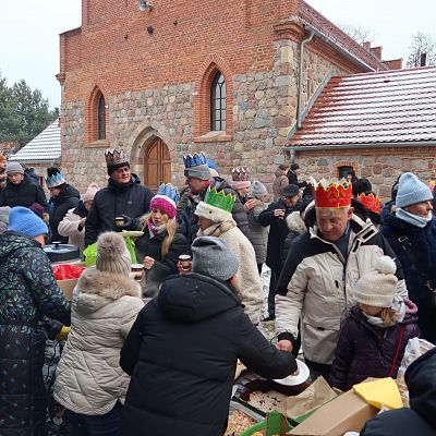 Relacja zdjęciowa z Orszaku Trzech Króli, z Agapy na placu przy kościele i z koncertu Violi Brzezińskiej z Zespołem grafika