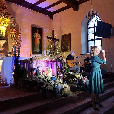 Relacja zdjęciowa z Orszaku Trzech Króli, z Agapy na placu przy kościele i z koncertu Violi Brzezińskiej z Zespołem grafika