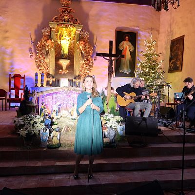 Relacja zdjęciowa z Orszaku Trzech Króli, z Agapy na placu przy kościele i z koncertu Violi Brzezińskiej z Zespołem grafika